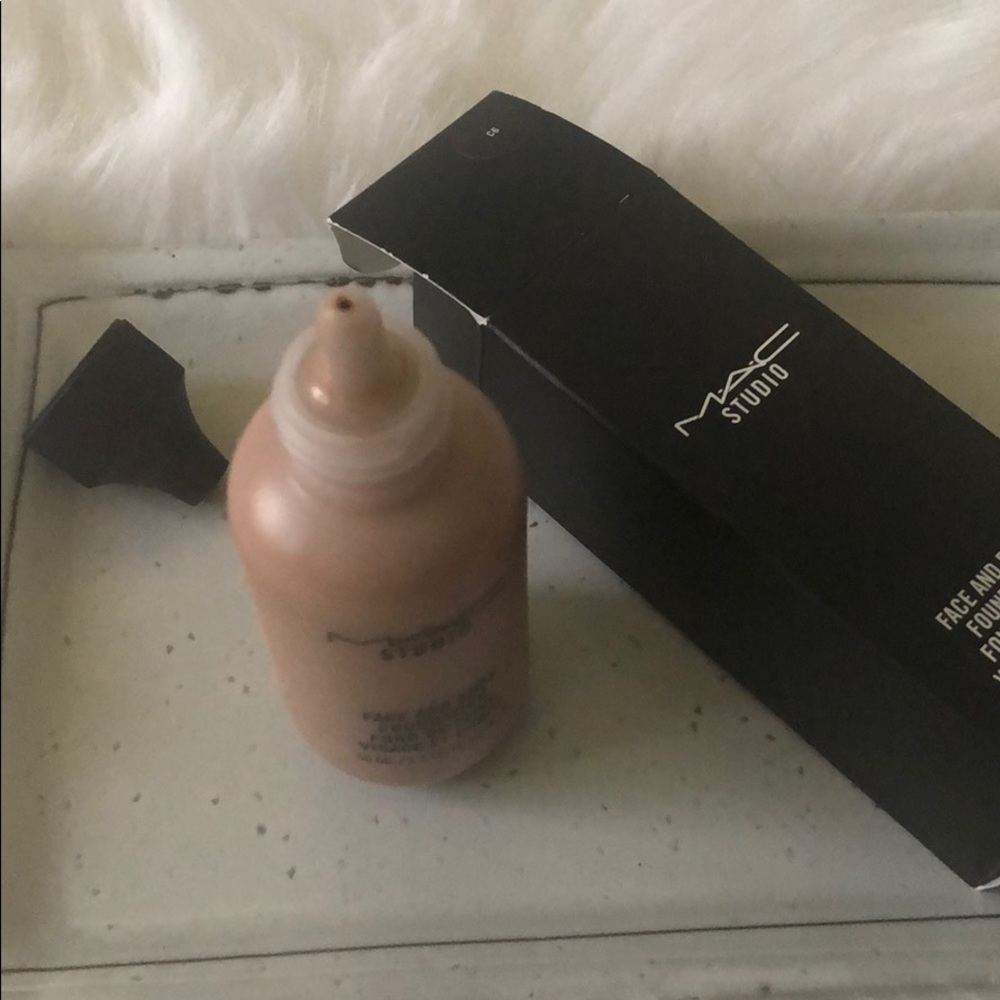 MAC FACE AND BODY FOUNDATION
SHADE/COLOR - C6 - Picture 3 of 3
